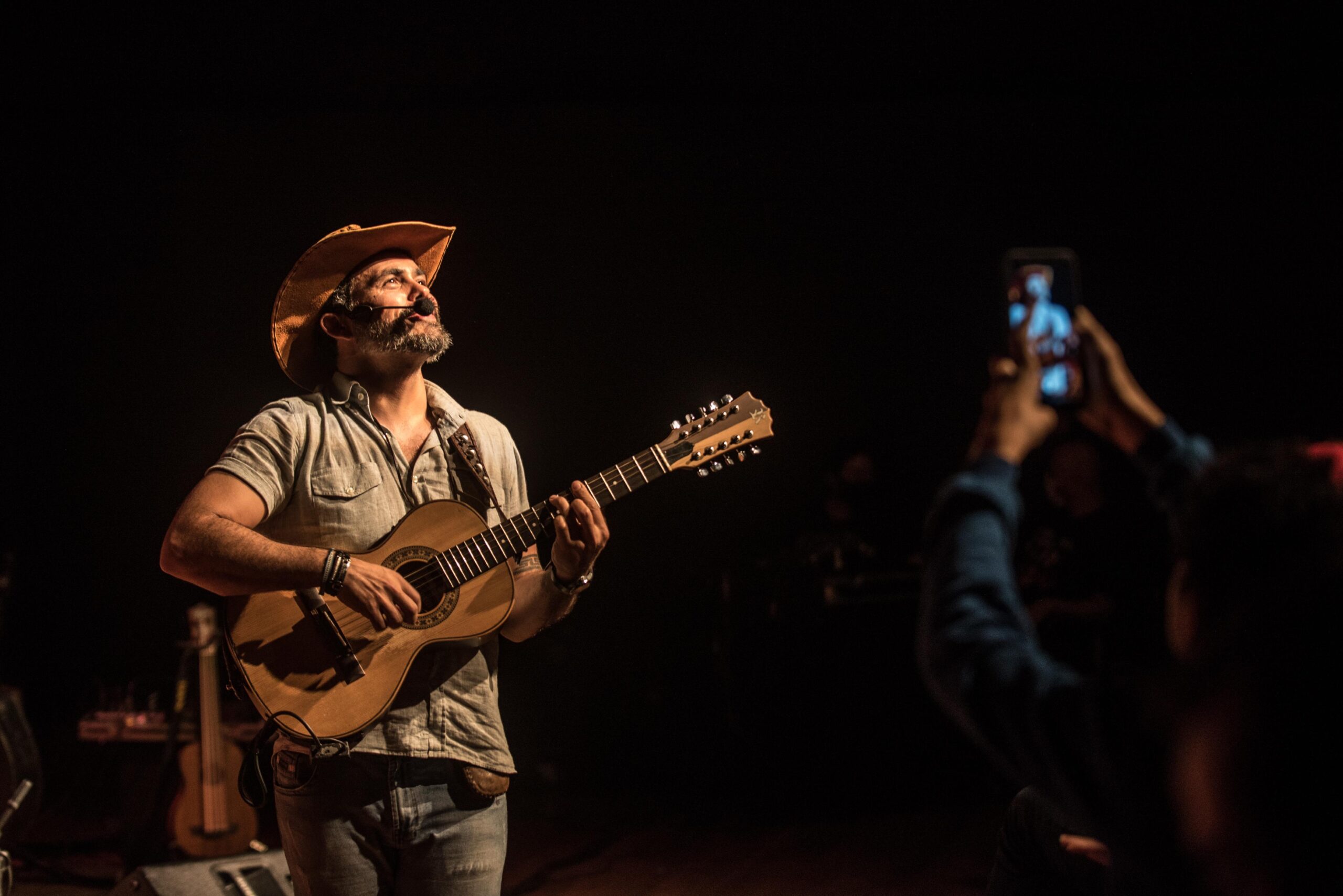 Cantor Almir Pessoa apresenta “Rodas de Violeiro” no palco da Casa da Ribeira neste mês