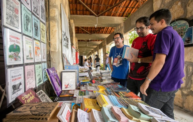 Feira do Livro de Mossoró 2024 ocorre na Faculdade de Educação da Uern até o dia 11