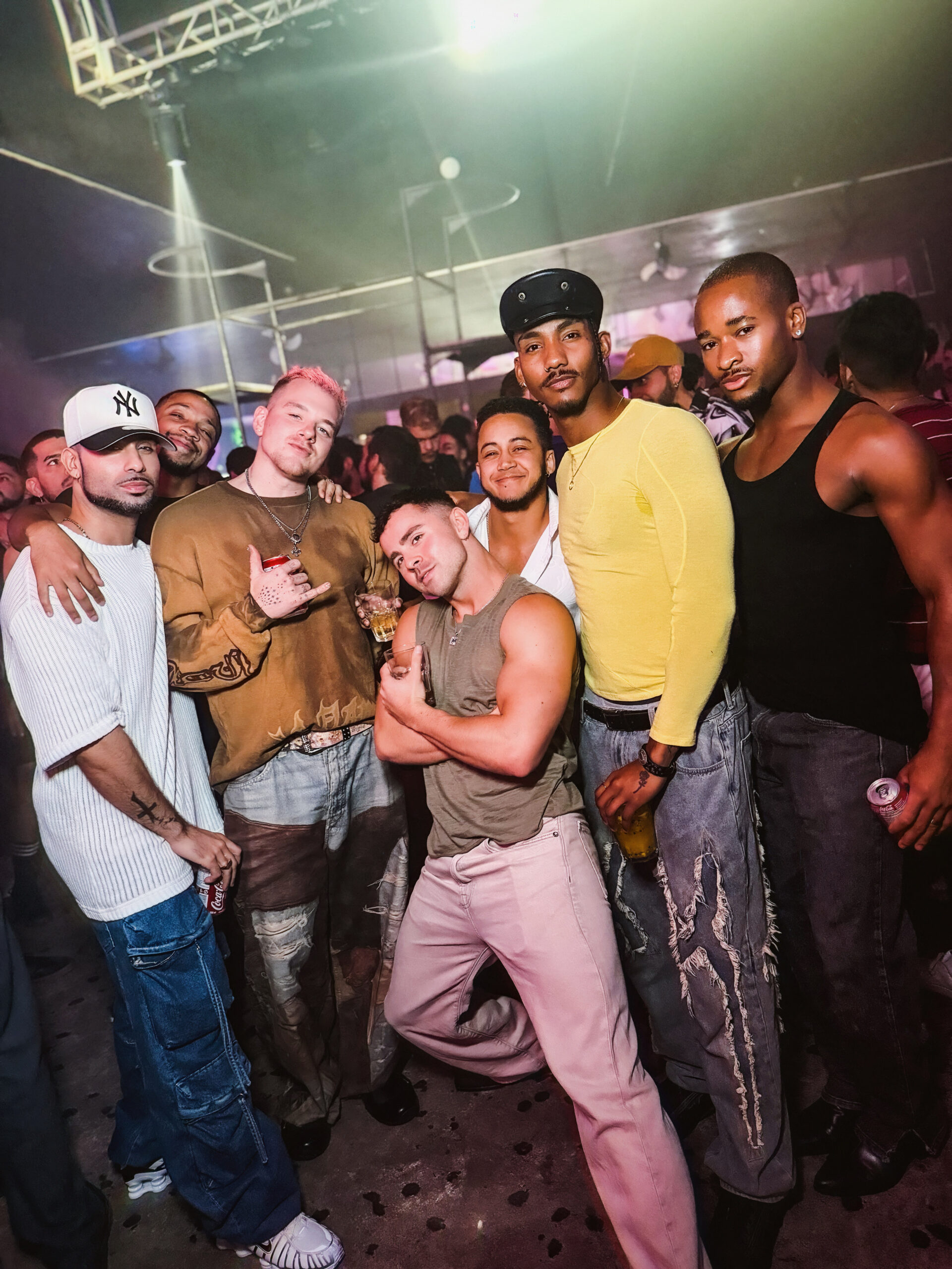Bailarinos da Lady Gaga curtem a noite em boate no Rio; Veja!