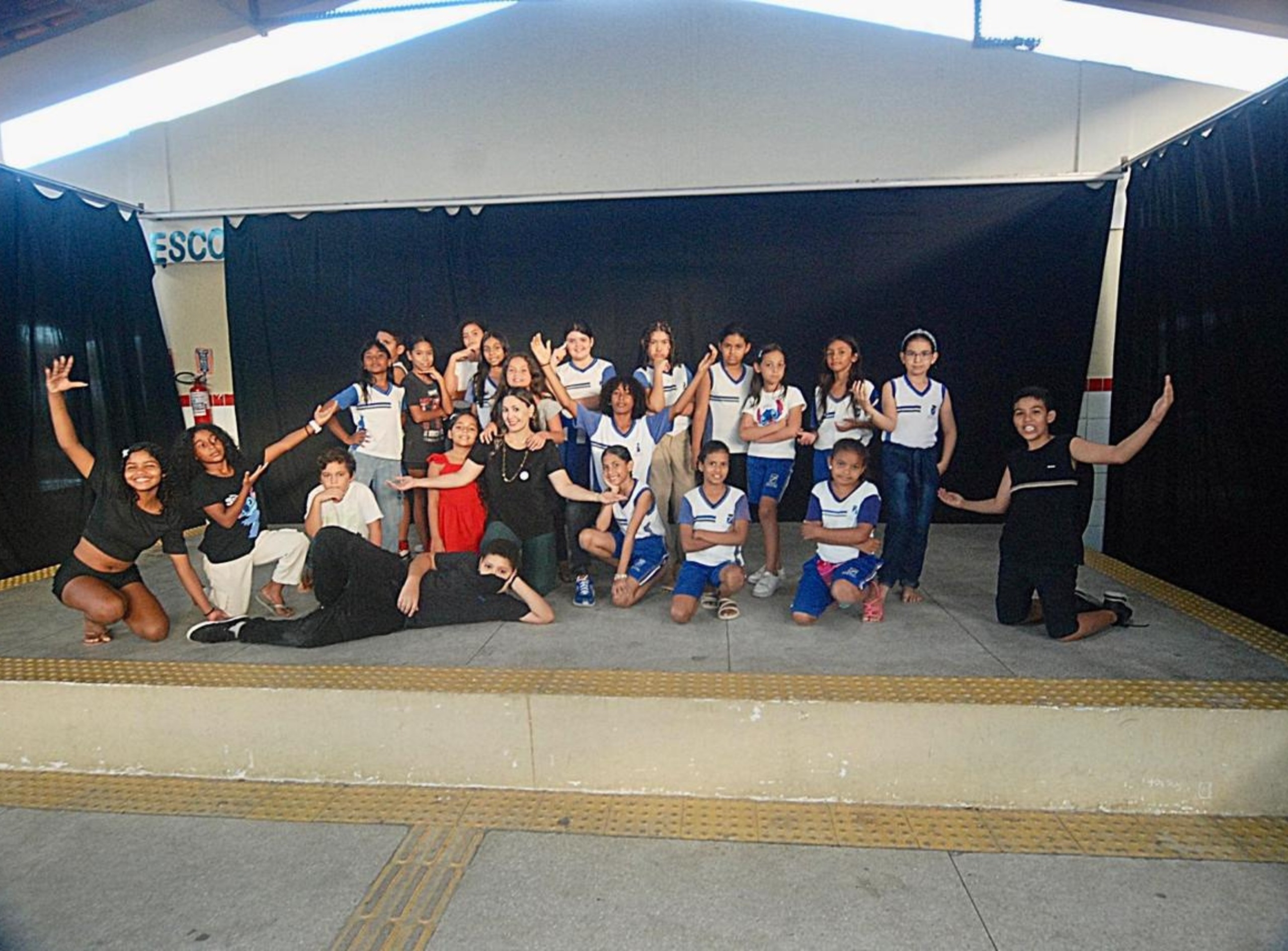 Professora utiliza temas do cotidiano em projeto teatral de escola na zona norte