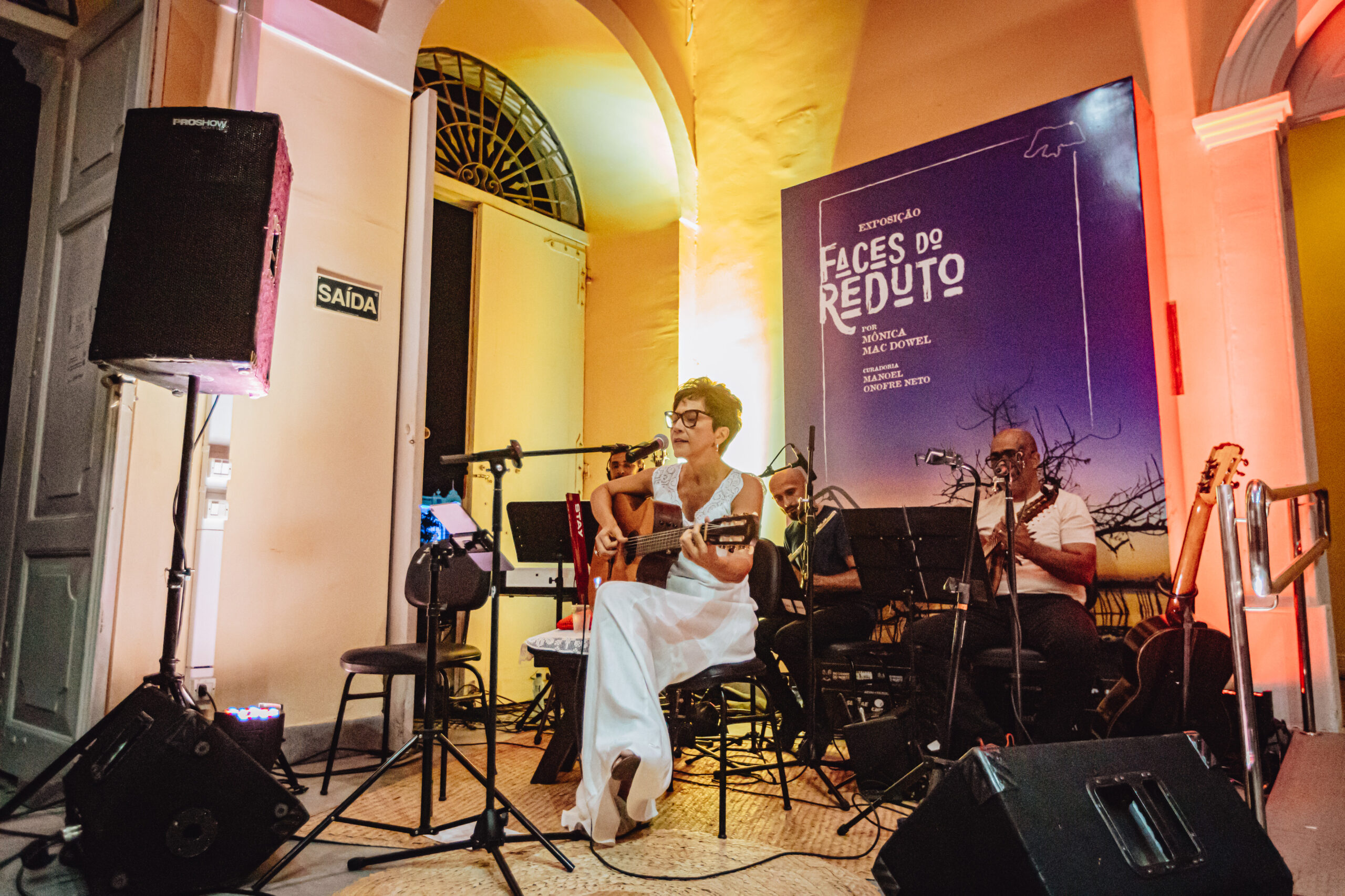 Valéria Oliveira apresenta canções que embalam exposição “Faces do Reduto”, na Pinacoteca