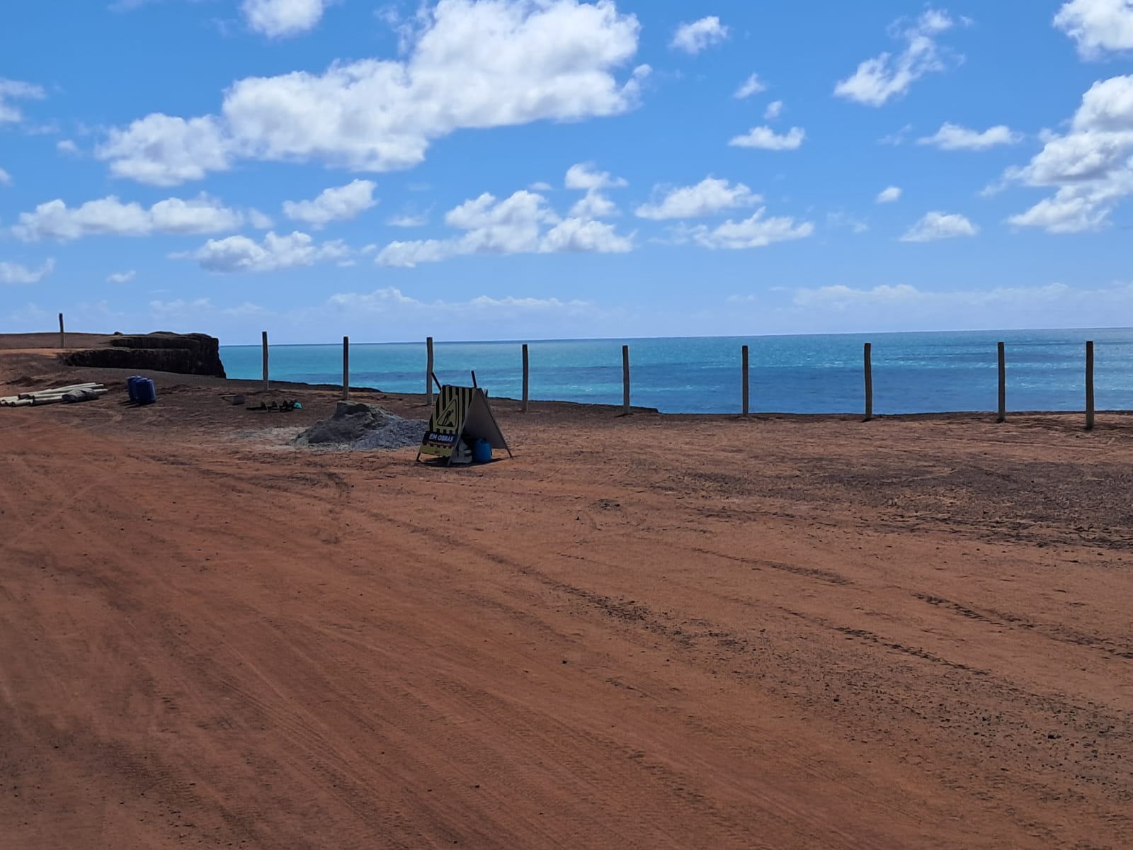Prefeitura de Tibau do Sul inicia obra de contenção nas falésias do Chapadão em Pipa