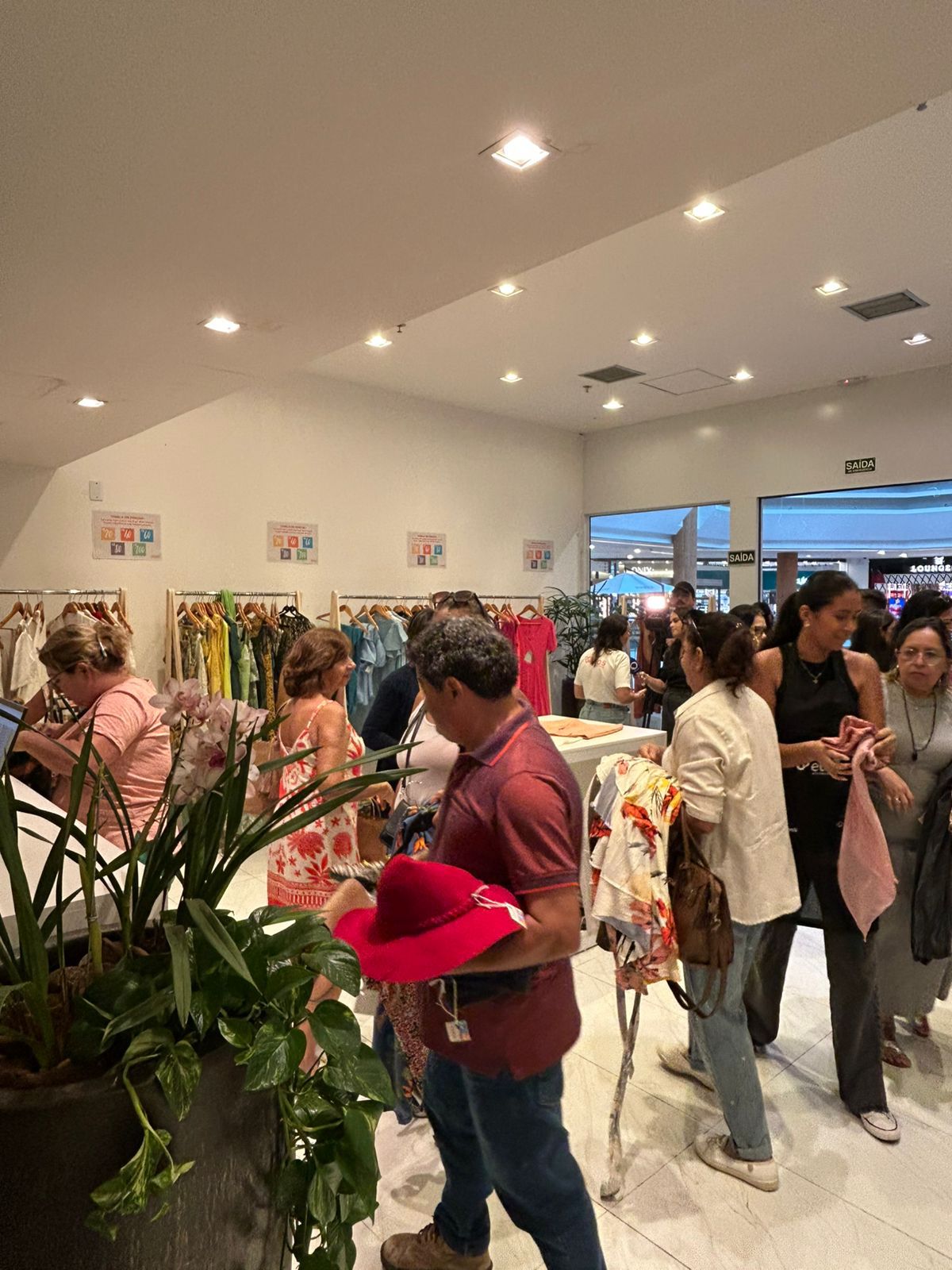 Loja cheia e peças a partir de R$ 20 reais marcam início do Bazar Elos no Natal Shopping