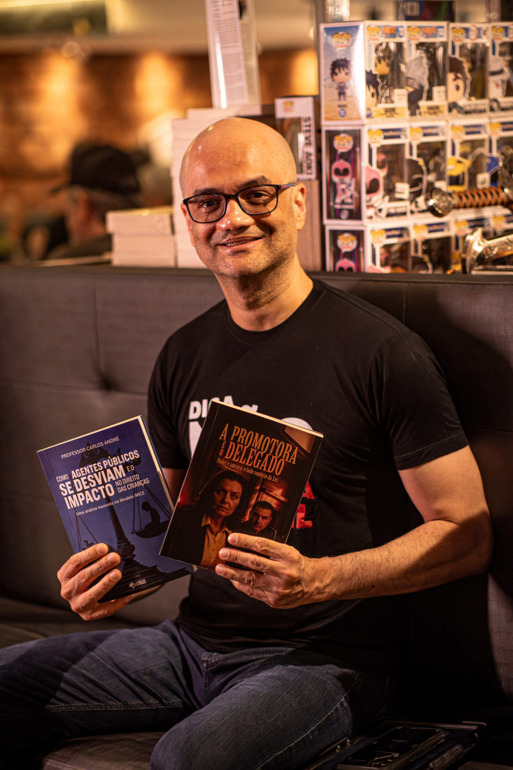 Carlos André lança 2º volume de trilogia com denúncia sobre distorções da Lei Maria da Penha