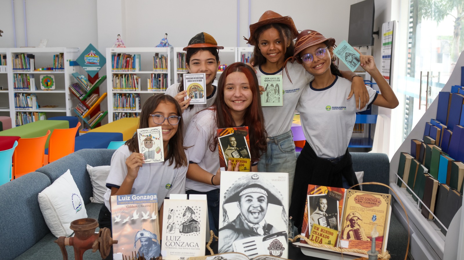 Biblioteca de Parnamirim realiza exposição com o livro sobre Luiz Gonzaga