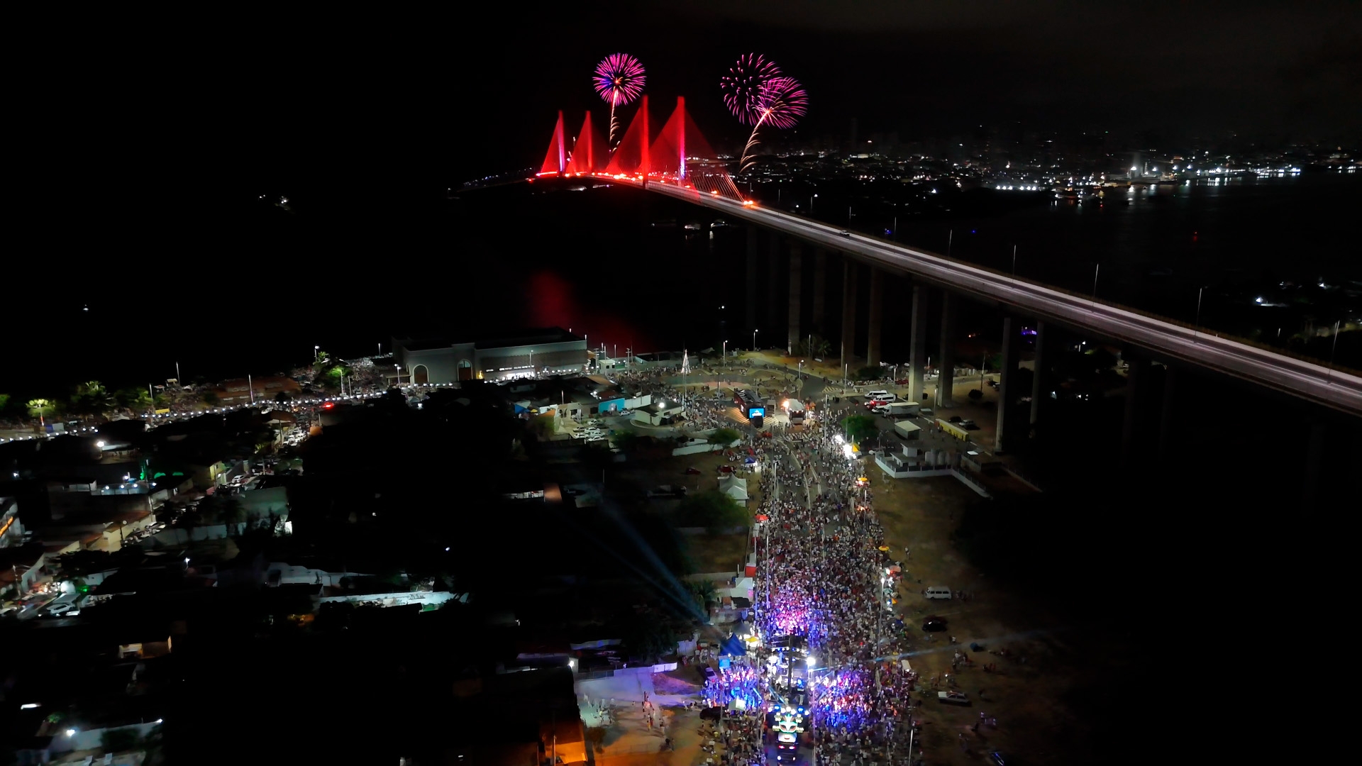 Virada de ano reúne multidão na Redinha com shows e queima de fogos