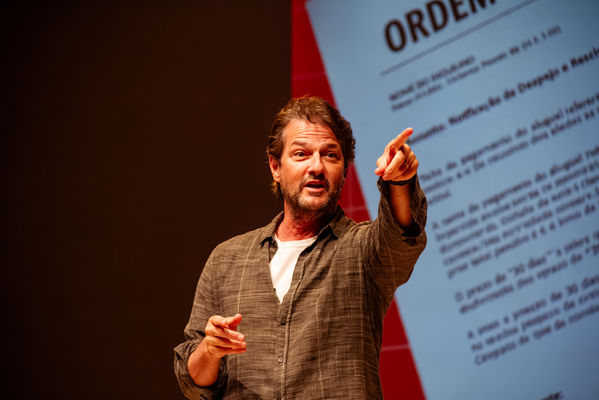 Marcelo Serrado apresenta a comédia “Terapia”, no Teatro Alberto Maranhão