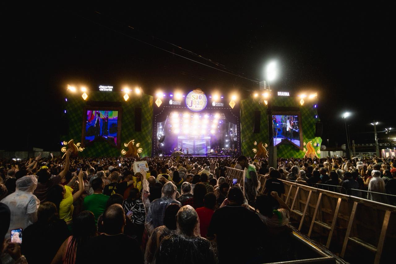 São João de Natal reúne público em noite de shows e transmissão da Copa na Arena das Dunas