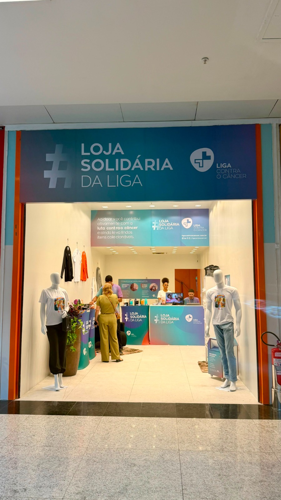 Loja Solidária da Liga leva campanha “Doe e Leve” ao Natal Shopping
