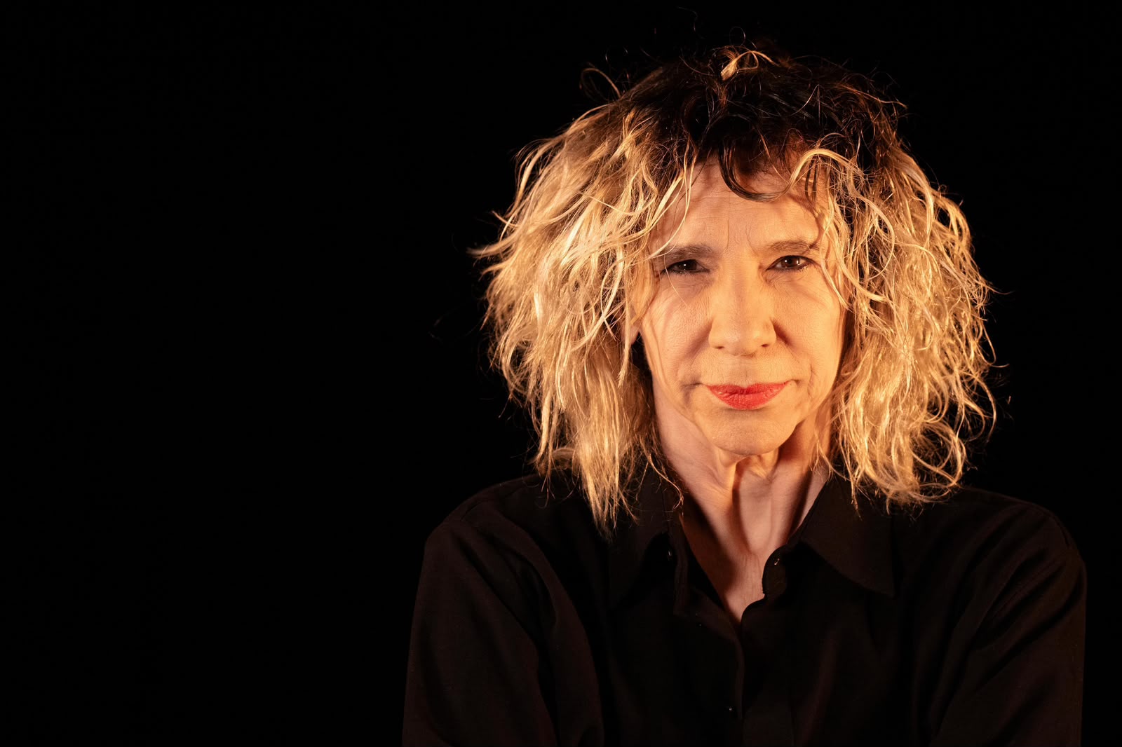 Denise Stoklos apresenta em Natal espetáculo inspirado em Dalton Trevisan