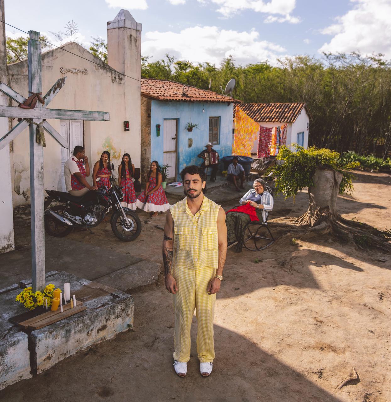 Romero Ferro lança “OURO” nesta quinta com participações de Luiz Lins e Àttooxxá