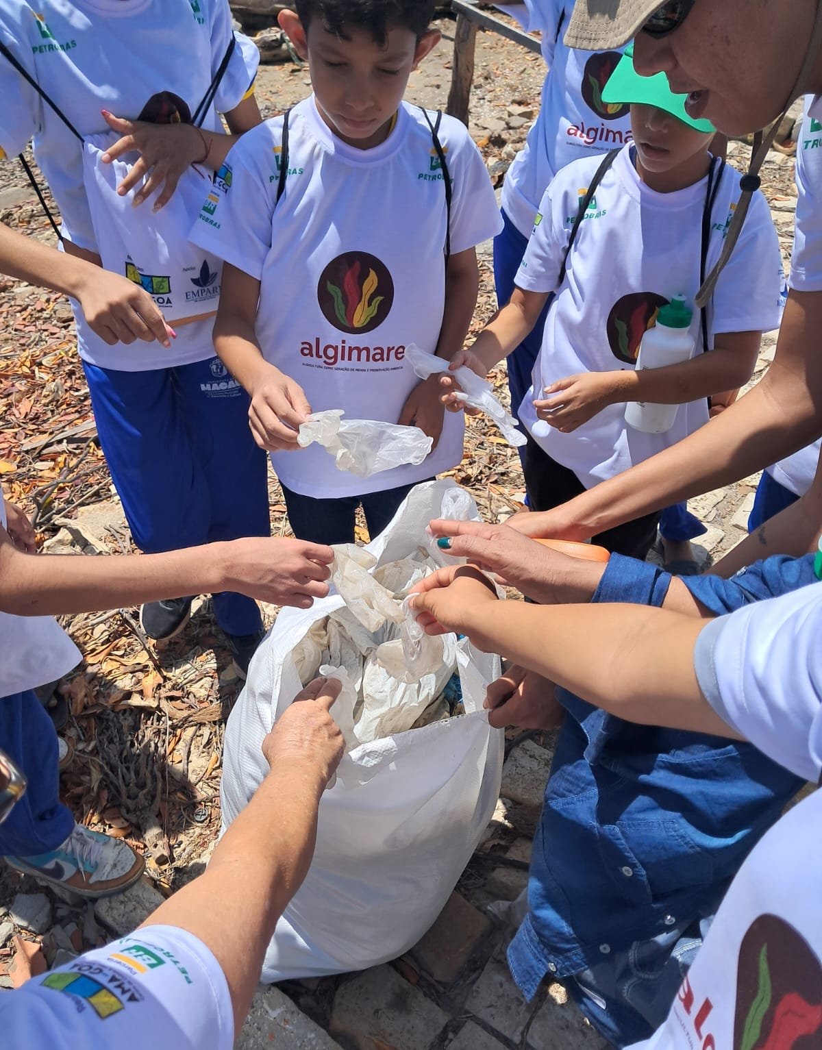 Projeto comunitário de cultivo de algas promove mutirão de limpeza em Macau e Galinhos
