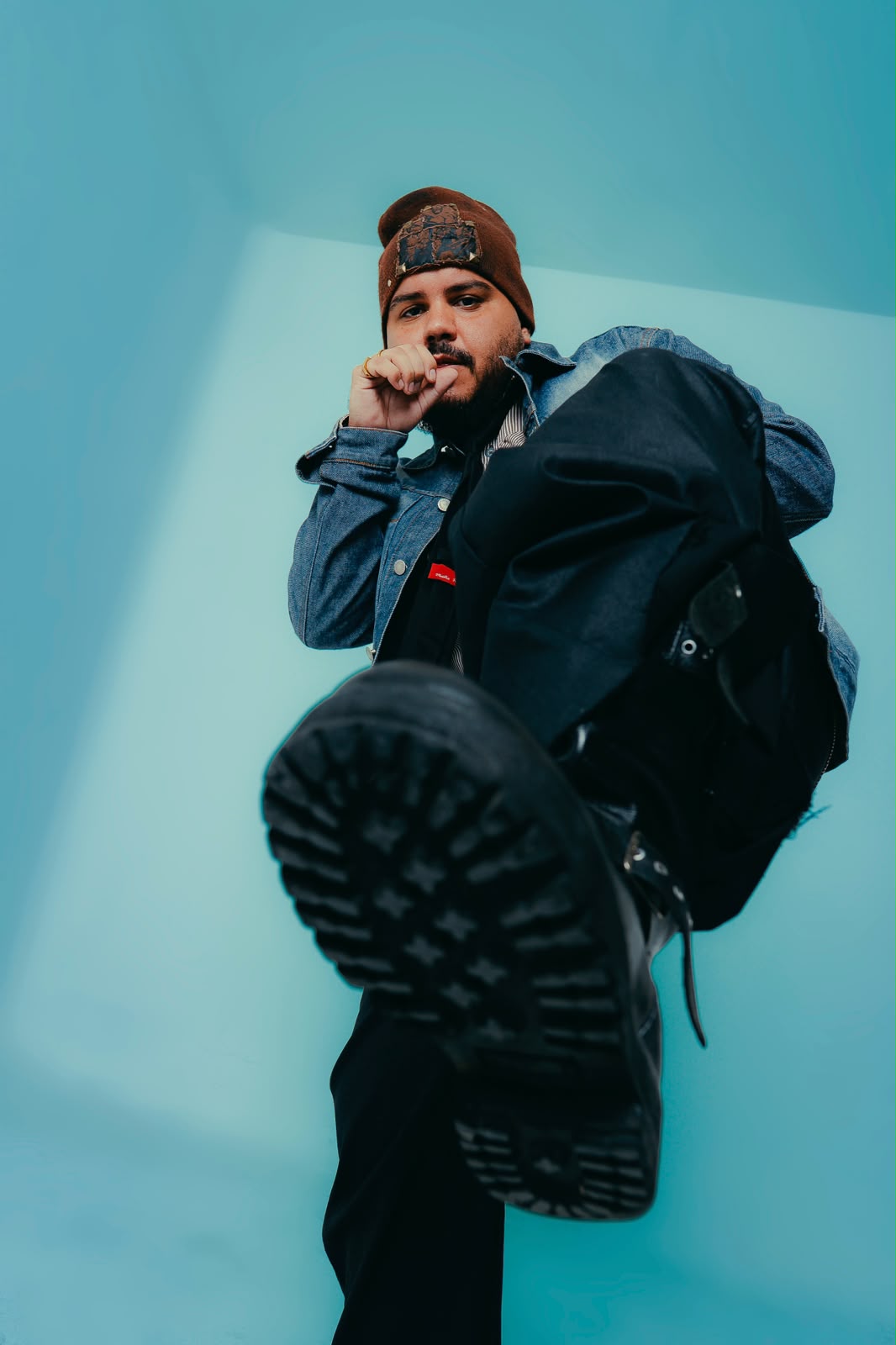 Rompendo com o copia e cola: Emanuismo estreia como rapper com o álbum “Manual de Como Perder Amigos”
