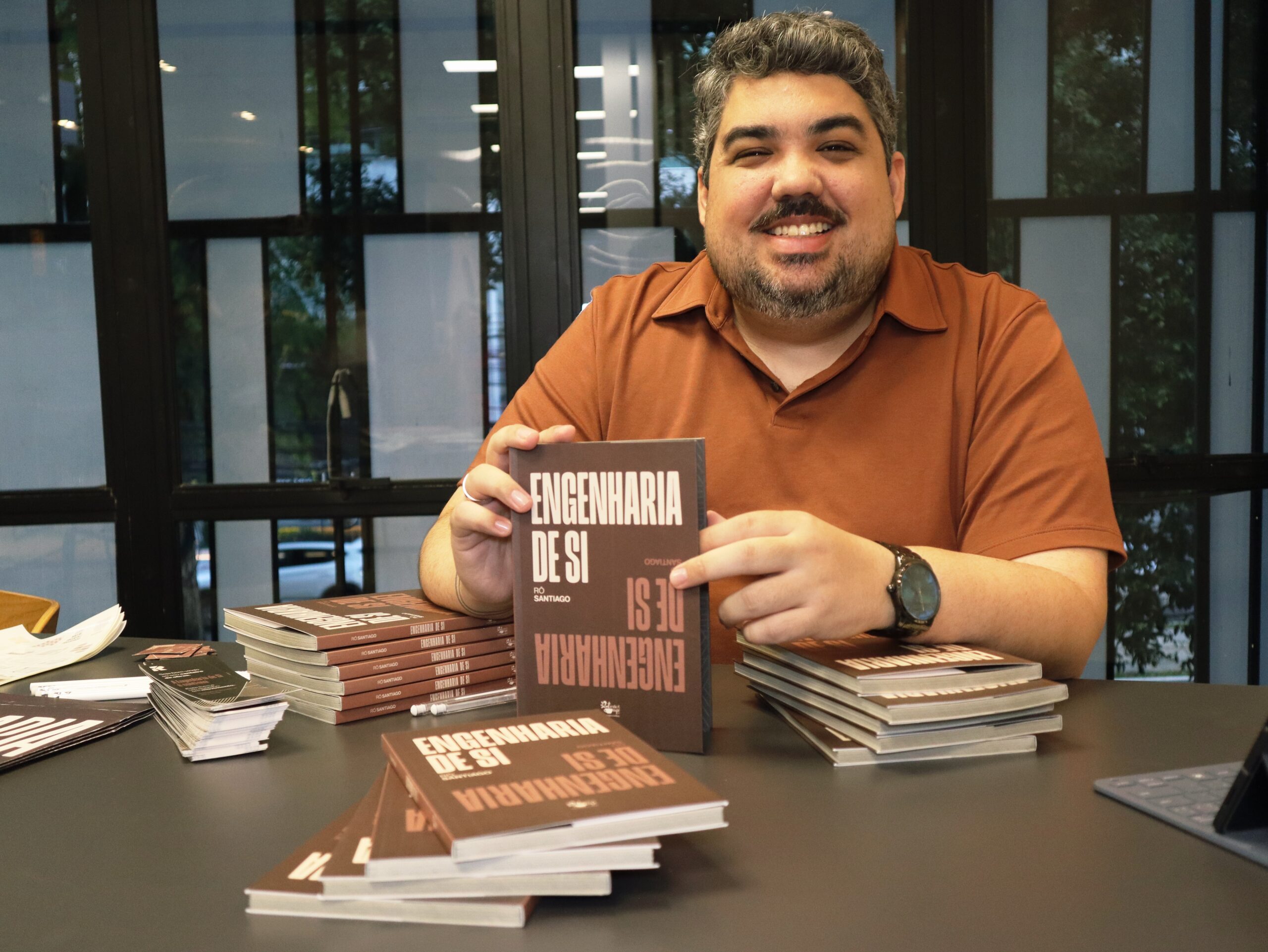 Comunicador Rô Santiago lança o livro “Engenharia de Si” nesta quarta-feira (04), em Natal