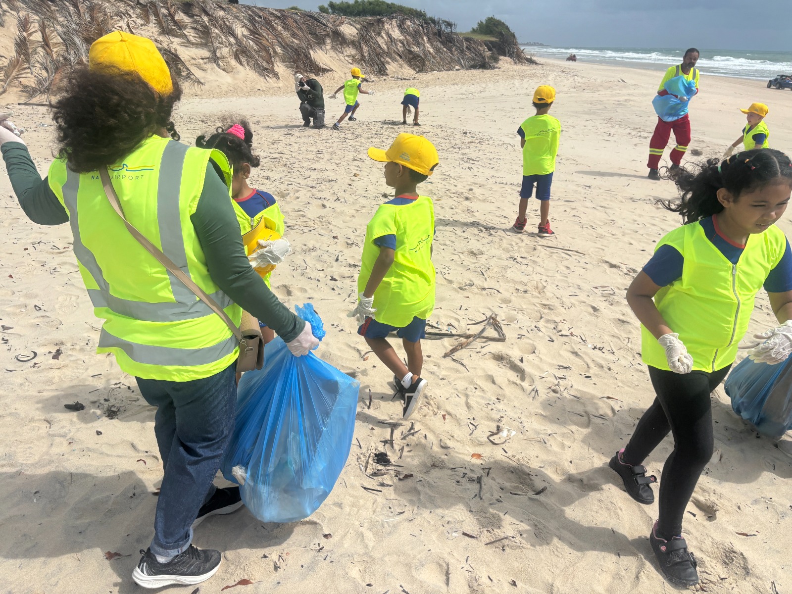 Projeto do Aeroporto de Natal conscientiza crianças com limpeza na Praia da Redinha