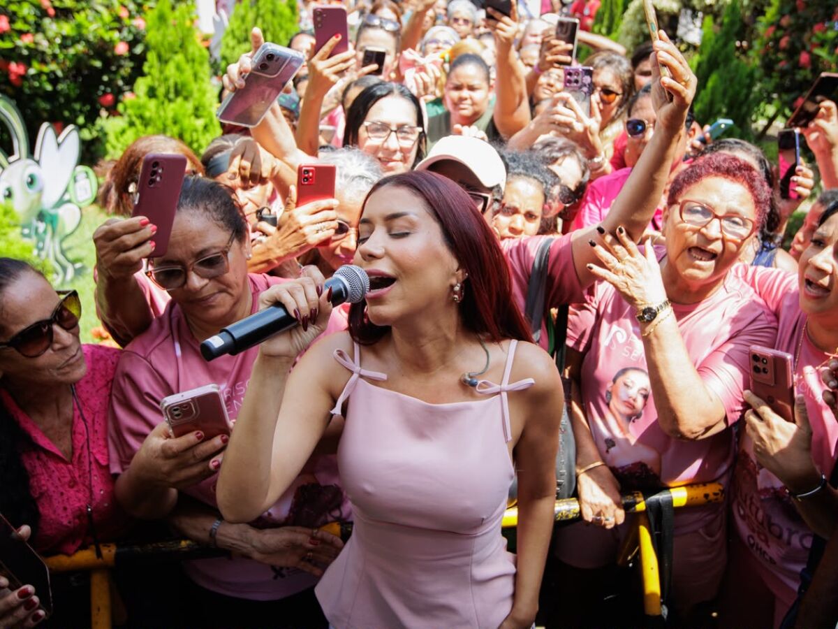 Priscila Senna participa de mais um ano do Outubro Rosa com show no Hospital de Câncer de Pernambuco