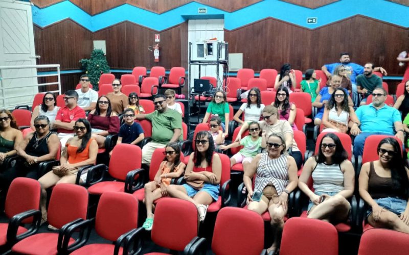 “Estação Natal” promove cinema gratuito aos visitantes, exibindo o filme “Trenó Maluco”