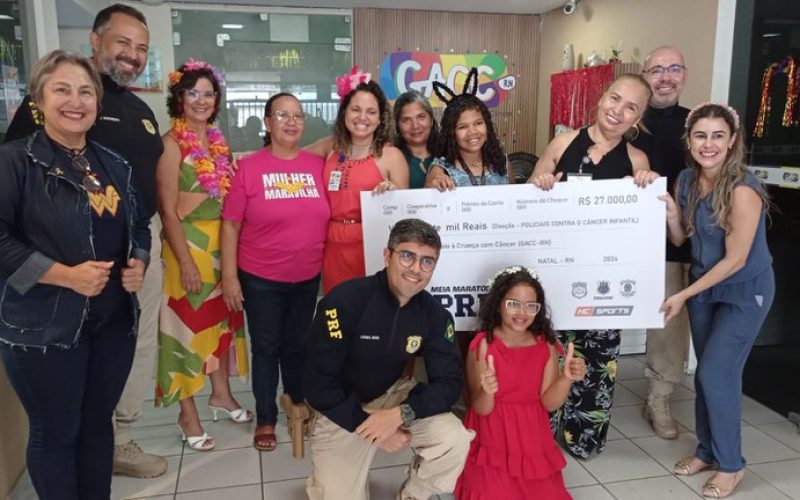PRF e SINPRFRN realizam entrega de cheque de 27 mil reais para o GACC, em Natal/RN