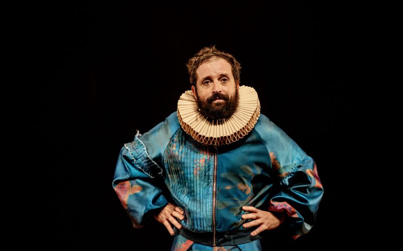 Gregorio Duvivier celebra 300 mil espectadores com a turnê de “O Céu da Língua” pelo Nordeste