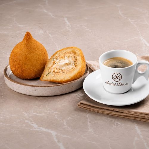 Sodiê Doces oferece café expresso na compra de coxinha em ação nacional nas mais de 400 lojas da rede