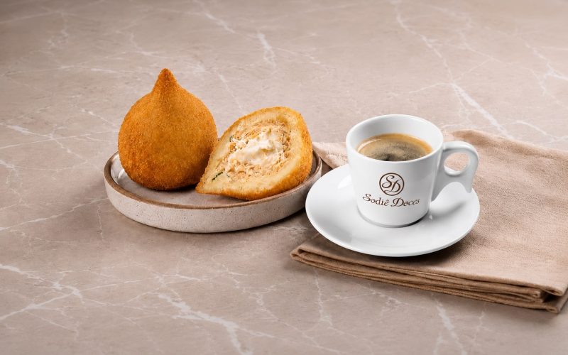 Sodiê Doces oferece café expresso na compra de coxinha em ação nacional nas mais de 400 lojas da rede