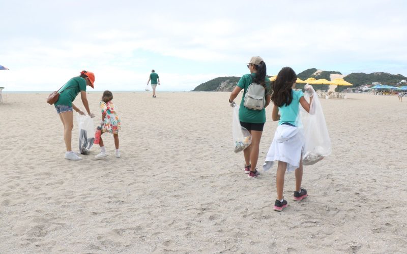 Moura Dubeux promove ação voluntária de limpeza em Ponta Negra