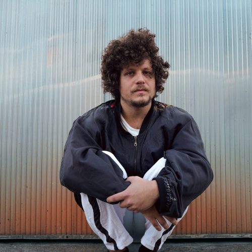 Chico Chico lança álbum e turnê “Let It Burn / Deixa Arder” e confirma show em Natal