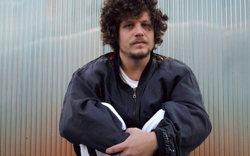 Chico Chico lança álbum e turnê “Let It Burn / Deixa Arder” e confirma show em Natal