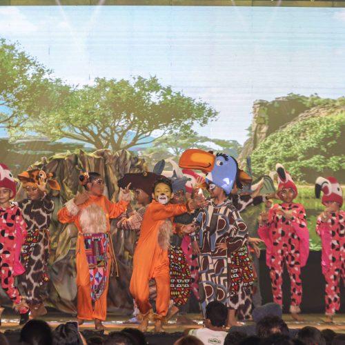 Praça lotada e emoção marcam apresentação de “O Rei Leão – O Musical” em Serra do Mel