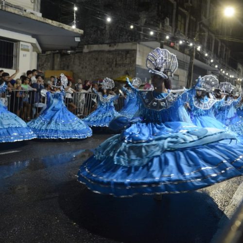 Desfile das escolas de samba do grupo A encerra carnaval em Natal