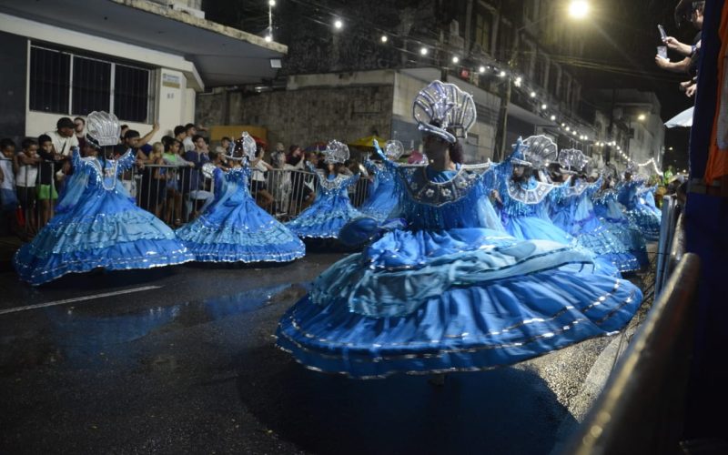 Desfile das escolas de samba do grupo A encerra carnaval em Natal