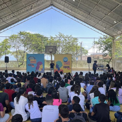 Peça teatral que reflete sobre consumo de bebidas alcoólicas é apresentada para estudantes