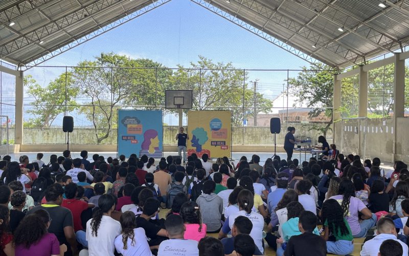 Peça teatral que reflete sobre consumo de bebidas alcoólicas é apresentada para estudantes
