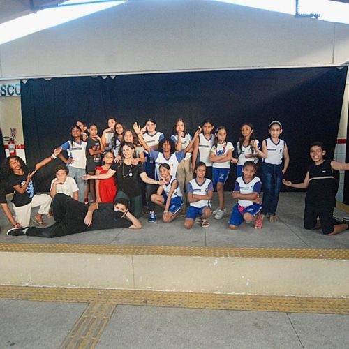 Professora utiliza temas do cotidiano em projeto teatral de escola na zona norte
