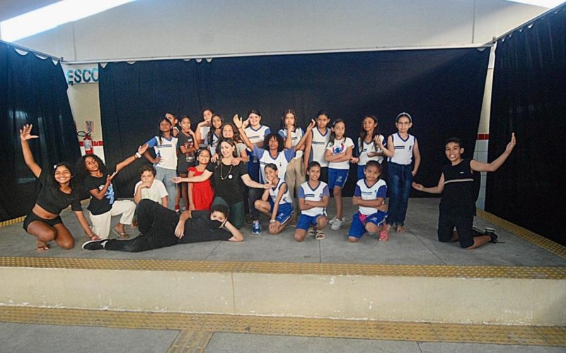 Professora utiliza temas do cotidiano em projeto teatral de escola na zona norte