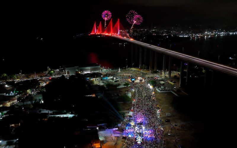 Virada de ano reúne multidão na Redinha com shows e queima de fogos