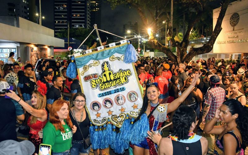 Bloco Submarino Amarelo garante a animação no Largo do Atheneu