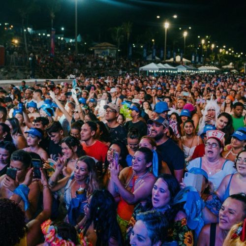 Domingo de Carnaval reúne multidão e movimenta a orla de Ponta Negra