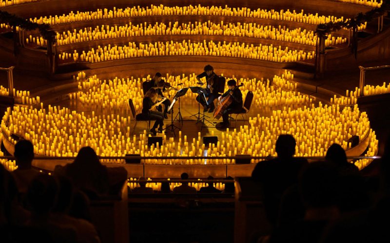 Casa da Ribeira recebe série de concertos Candlelight; Shows são iluminados por velas
