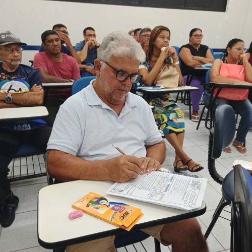 Programa gratuito de alfabetização incentiva jovens e adultos a ler e escrever em Natal