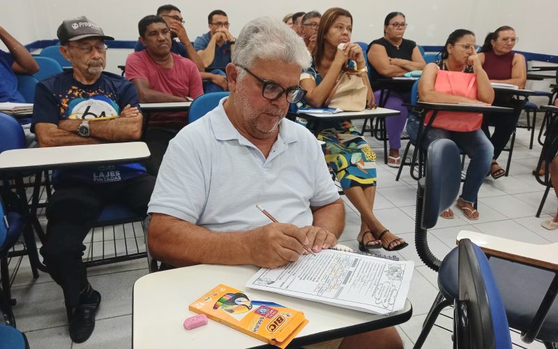 Programa gratuito de alfabetização incentiva jovens e adultos a ler e escrever em Natal