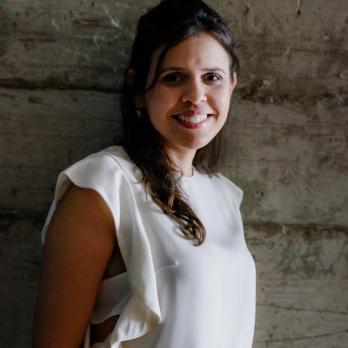 Primeira exposição individual de Indira Gomes chega à galeria do Mahalila Café e Livros