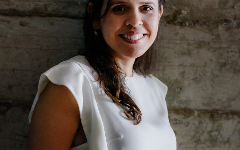 Primeira exposição individual de Indira Gomes chega à galeria do Mahalila Café e Livros