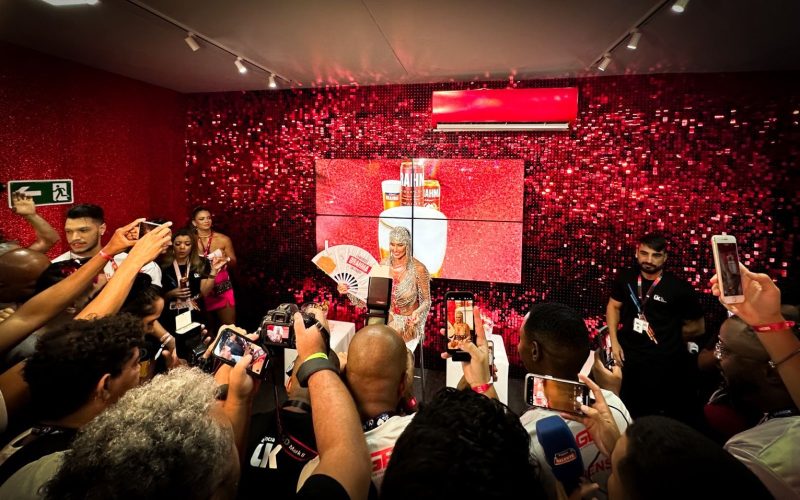 Deborah Secco esbanjou simpatia no Camarote Brahma nesta sexta (9)