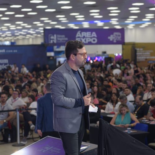 Jean Valério assina autógrafos na Bienal Internacional do Livro em São Paulo