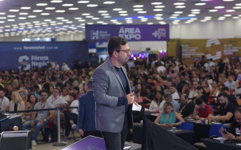 Jean Valério assina autógrafos na Bienal Internacional do Livro em São Paulo