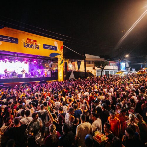 Durval Lelys reuniu cerca de 10 mil pessoas na prévia carnavalesca do Sesc Parada na Ladeira