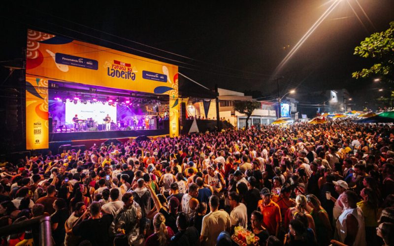 Durval Lelys reuniu cerca de 10 mil pessoas na prévia carnavalesca do Sesc Parada na Ladeira