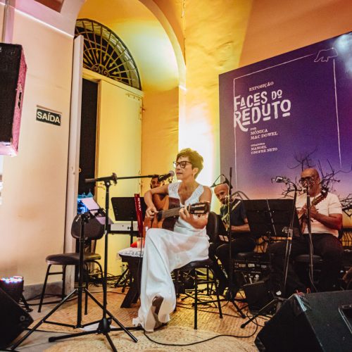 Valéria Oliveira apresenta canções que embalam exposição “Faces do Reduto”, na Pinacoteca