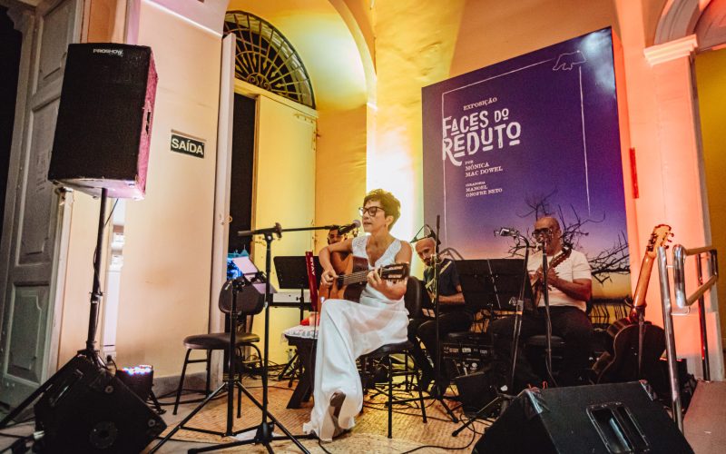 Valéria Oliveira apresenta canções que embalam exposição “Faces do Reduto”, na Pinacoteca